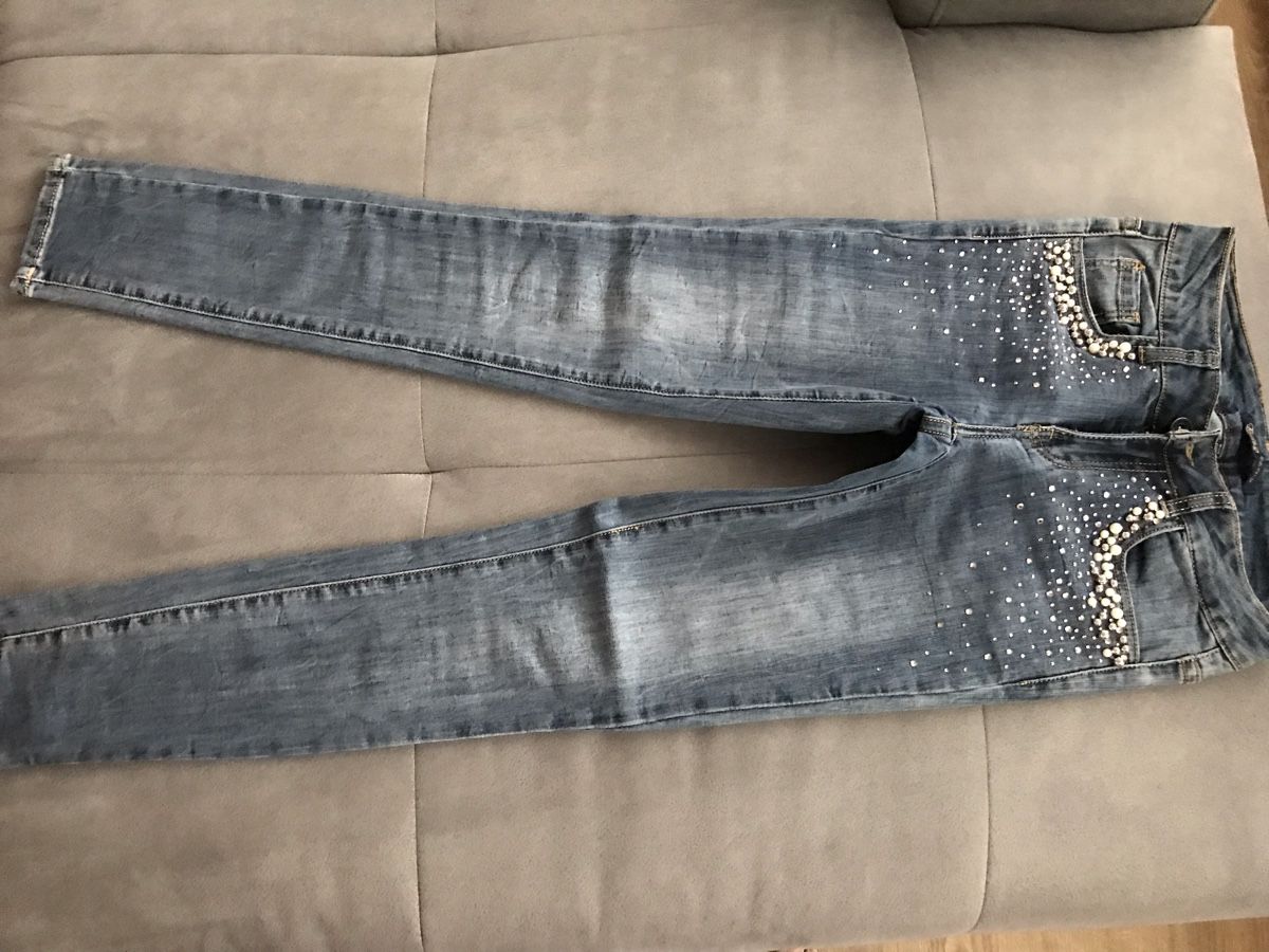 Jeans: Jeans mit Perlen und Strass Applikationen – Neuf (Voir description) à Niederuzwil par nic_qjk5
